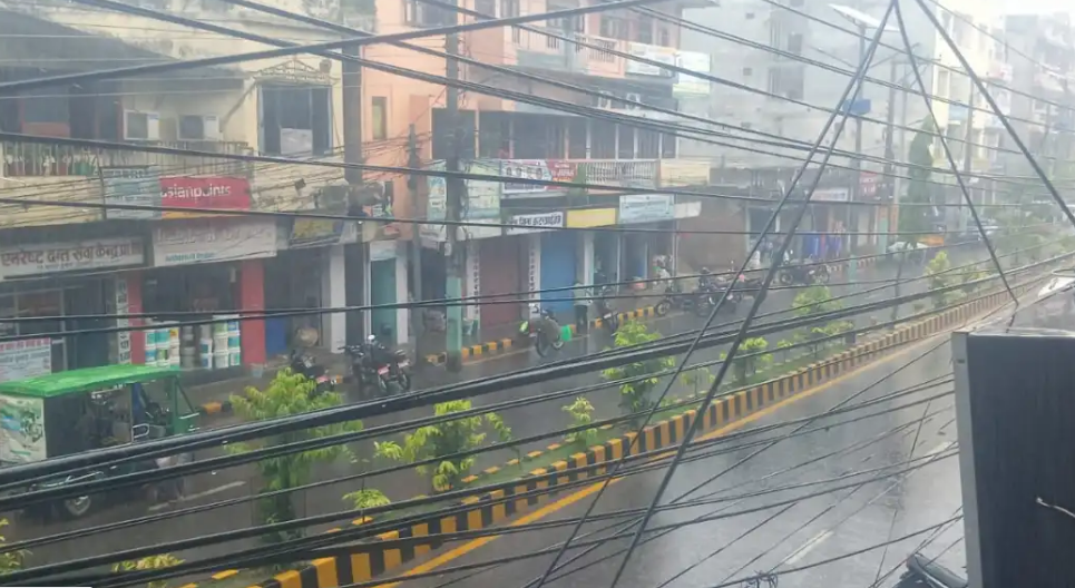 वर्षाले वीरगञ्जका स्थानीयवासीलाई राहत
